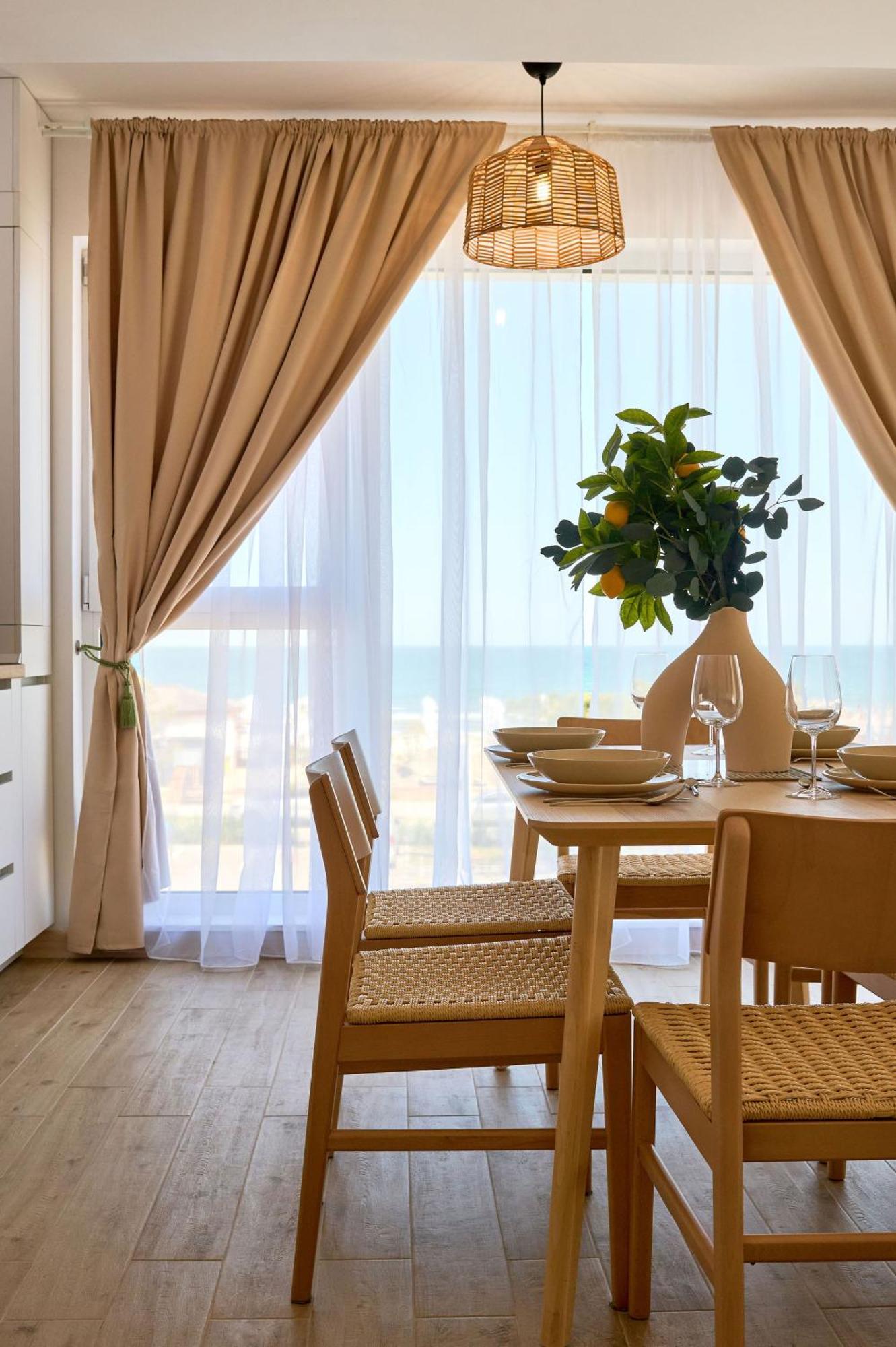 Seaside Serenity In Infinity - Parking Mamaia