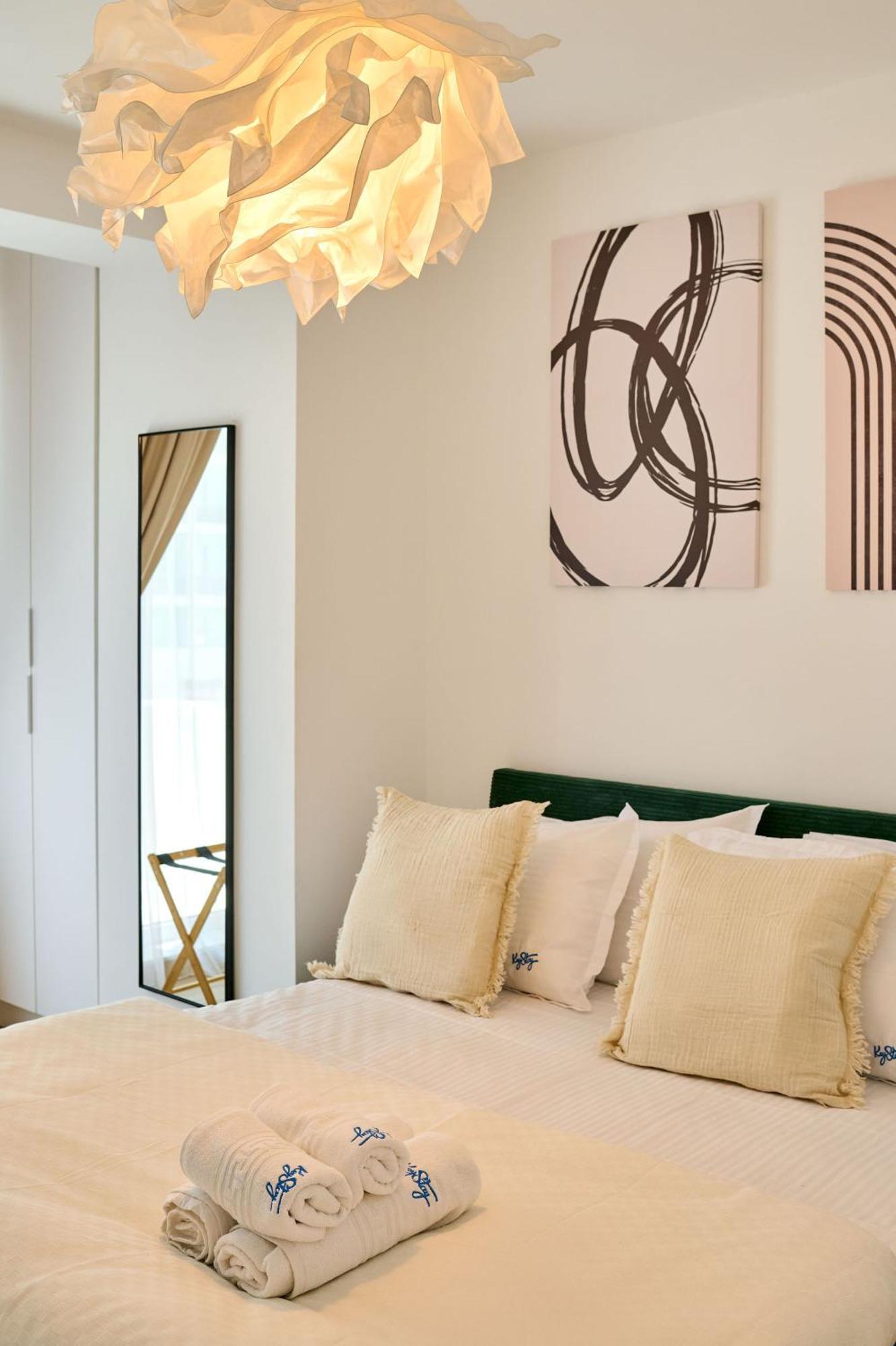 Seaside Serenity In Infinity - Parking Mamaia