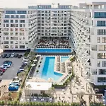 Seaside Serenity Apartment In Infinity Beach Resort - Parking