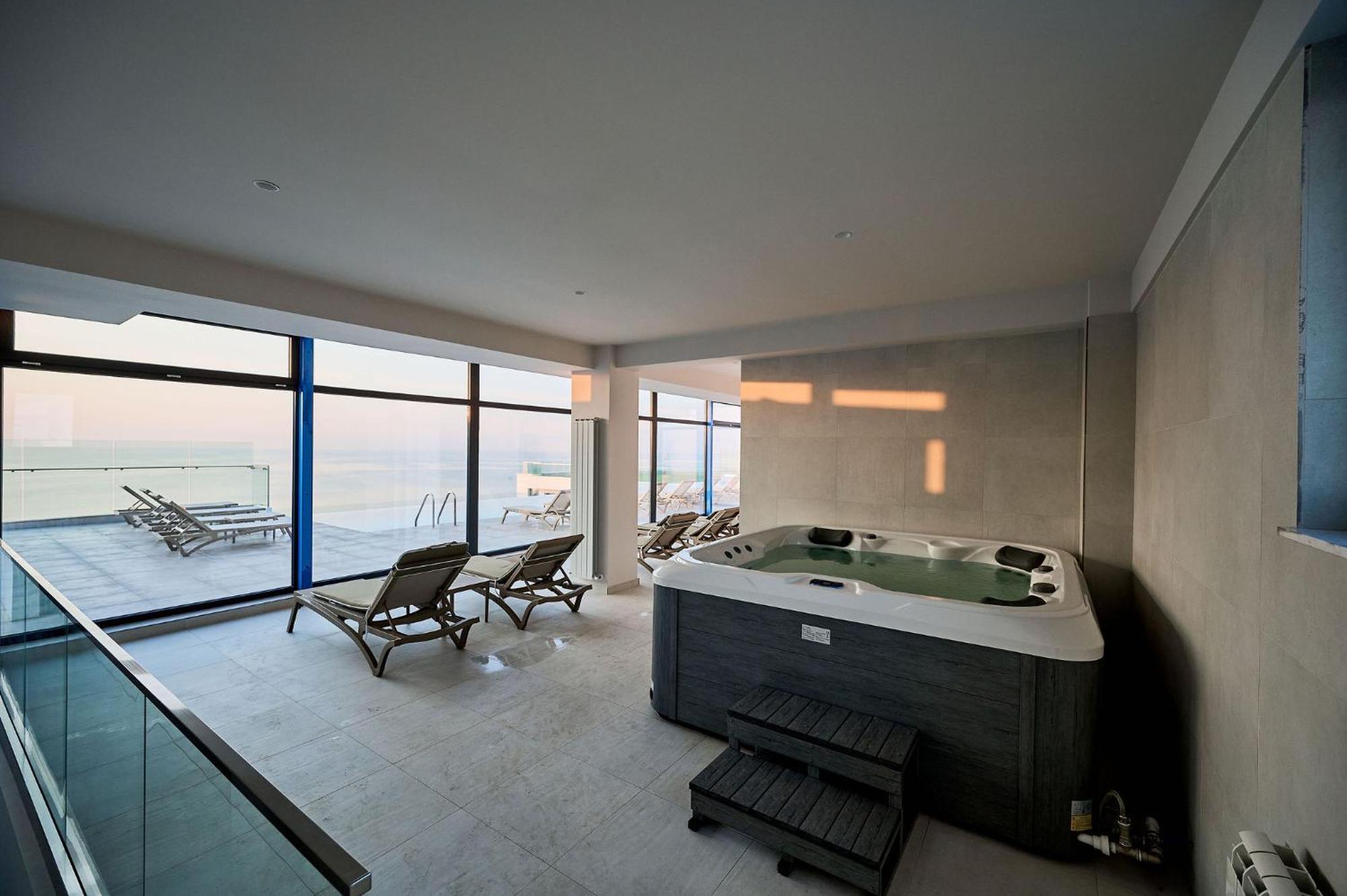 Seaside Serenity In Infinity - Parking Mamaia