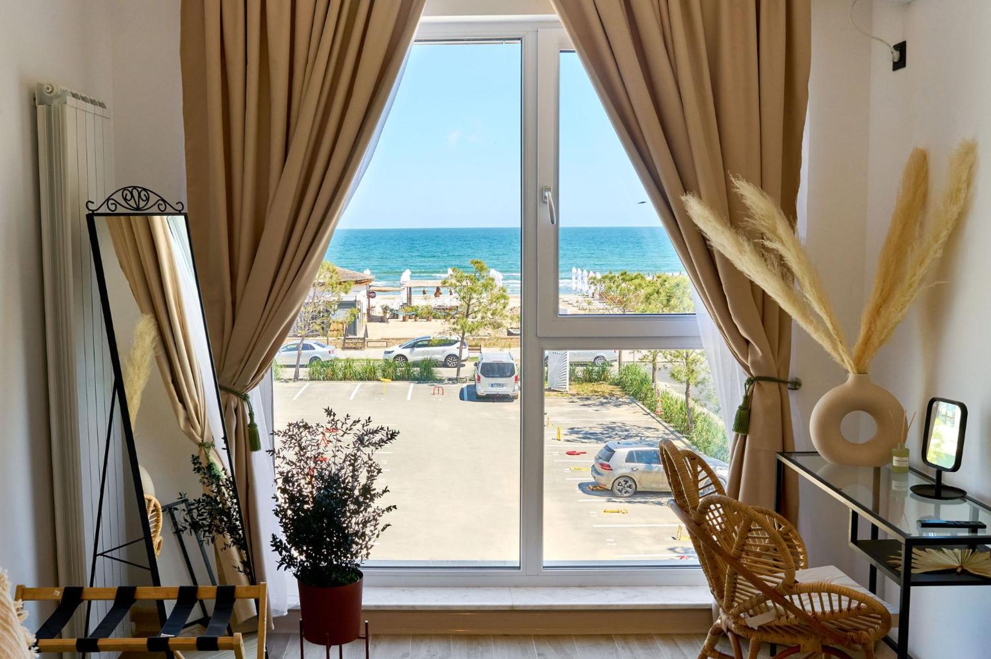 Seaside Serenity In Infinity - Parking Mamaia
